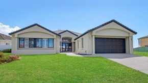 FLOATING ON THE CANALS - 80 COMMODORE CRES